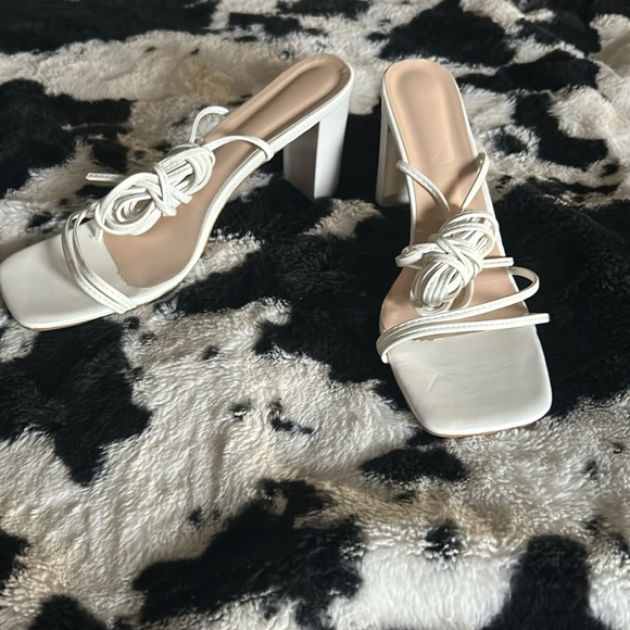 White strappy medium height heels - Picture 1 of 1